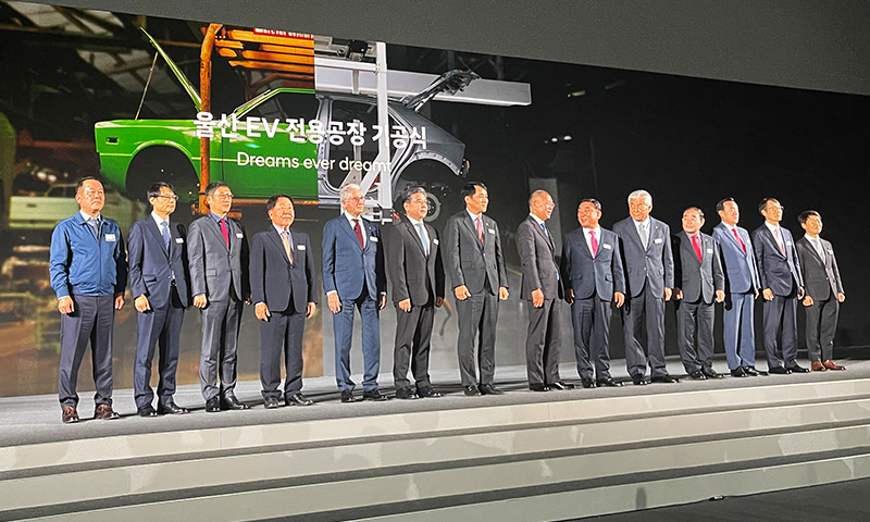 Giorgetto and Fabrizio Giugiaro invited to the opening of Hyundai's new plant